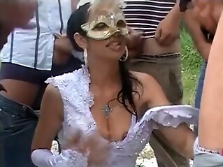 la mariée se fait asperger de sperme et de pisse en bukkake blowjob amateur